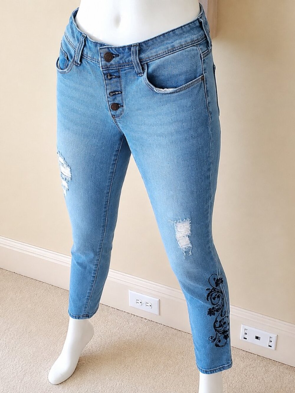 Black Daisy Junior Graphic Print Relaxed Skinny Ripped Jeans SZ 7/28